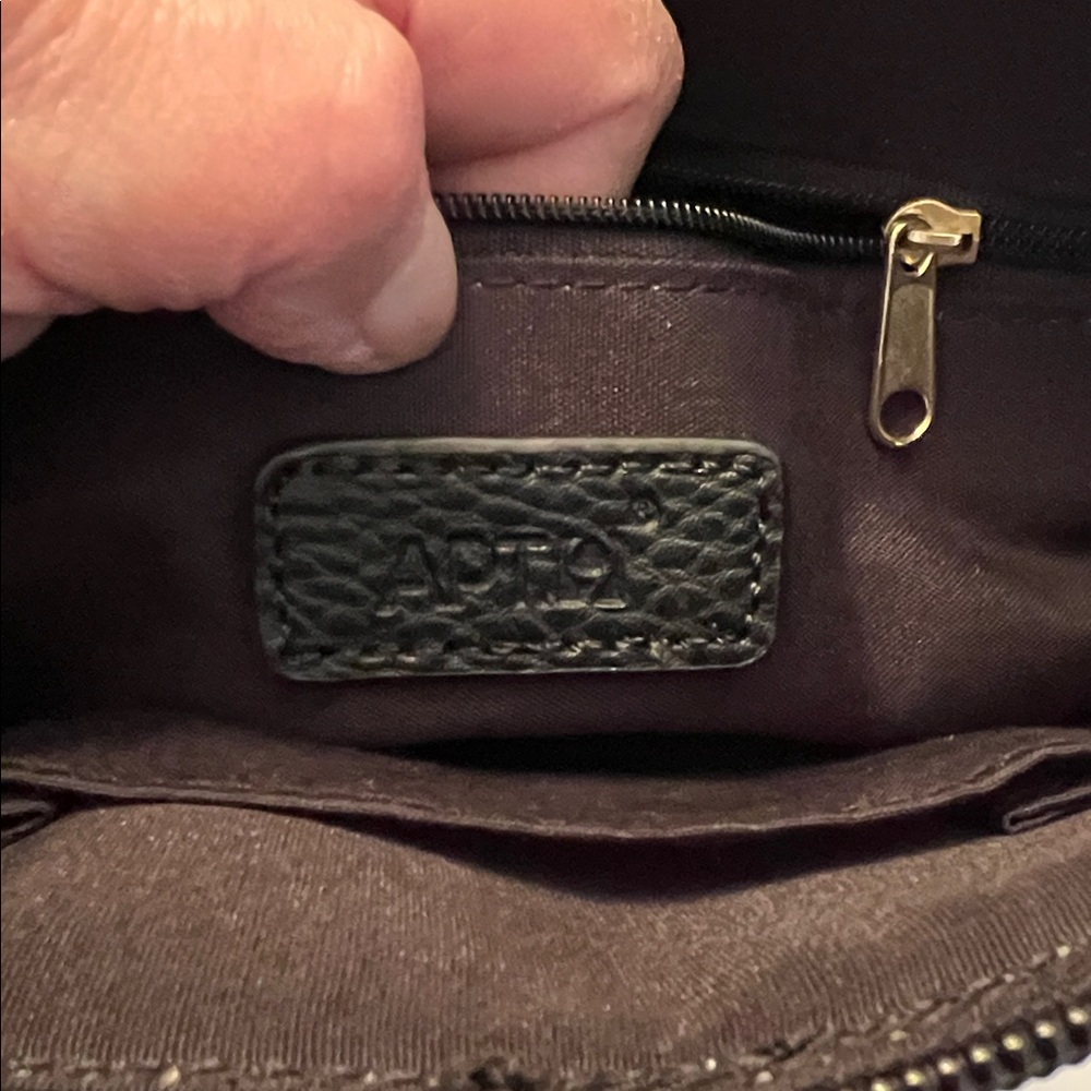 APT.9 NWOT BLACK & WHITE FAUX MULTI COMPARTMENT ADJUSTABLE STRAP CROSSBODY BAG - Picture 6 of 10